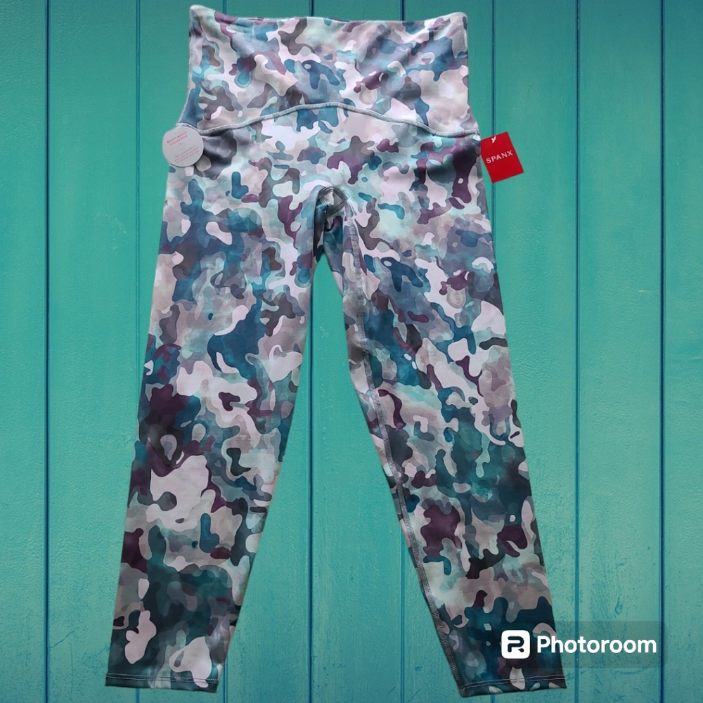 Women's SPANX Active Booty Boost ⅞ length Camo Leggings